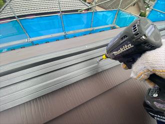 屋根カバー工事にて樹脂製の貫板を設置
